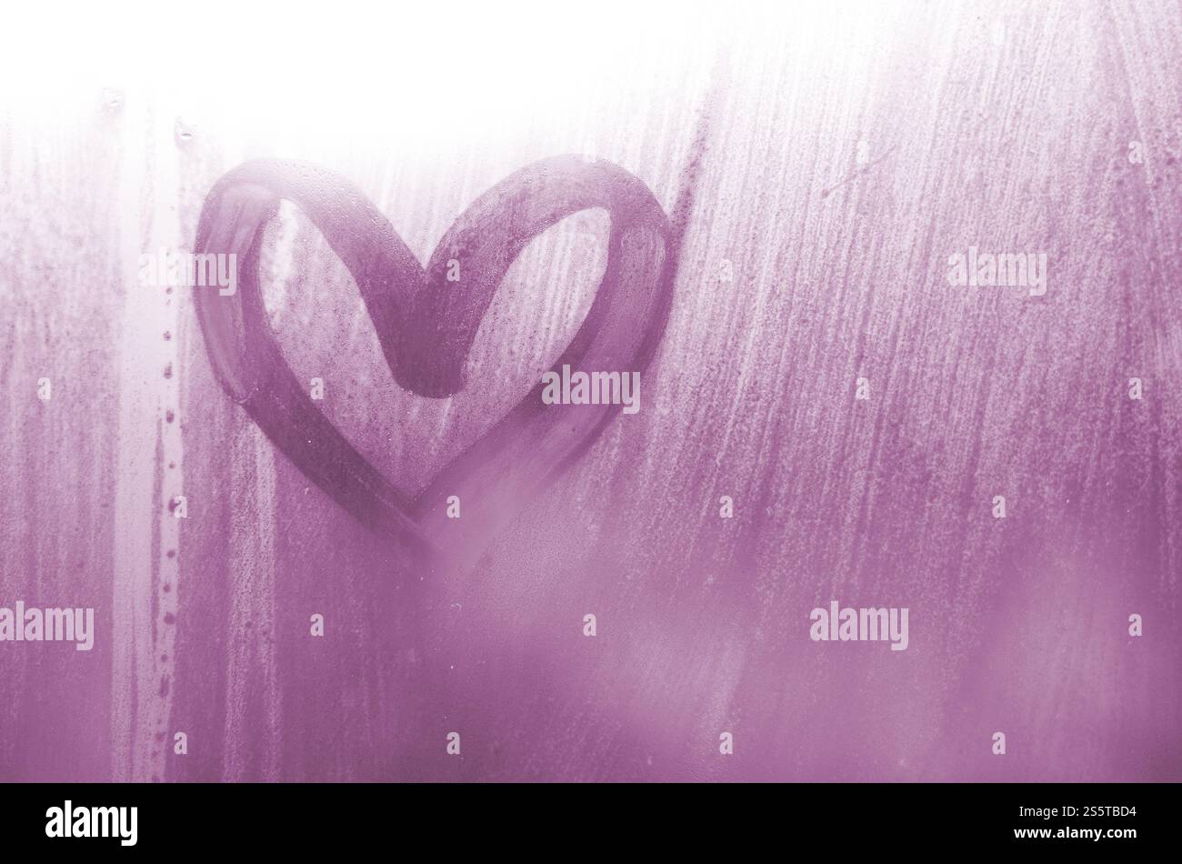 Eine herzförmige Zeichnung durch einen Finger auf einen Beschlagenen Glas im regnerischen Wetter gezeichnet Stockfoto