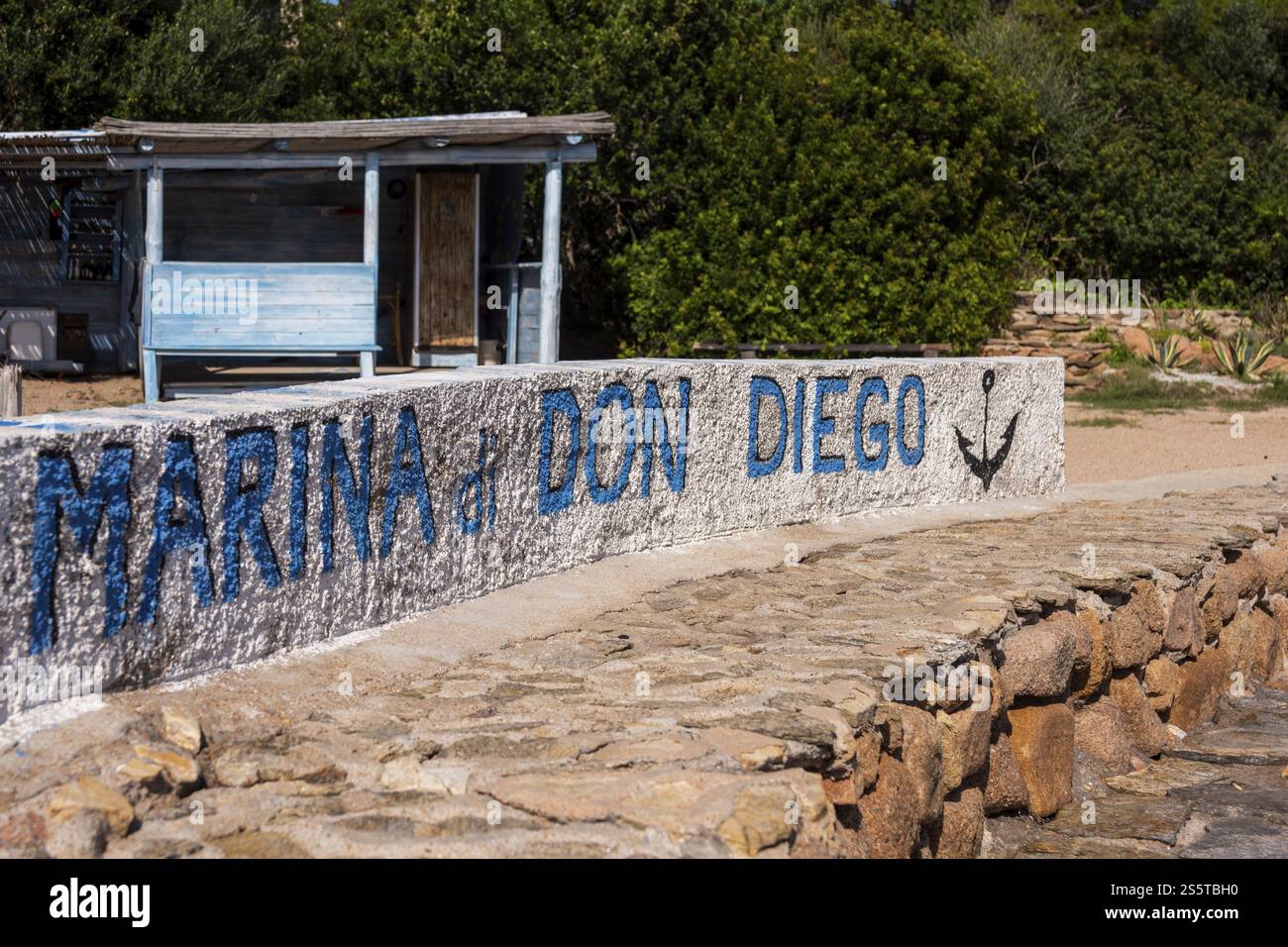 Eine Holzkonstruktion am Strand Stockfoto