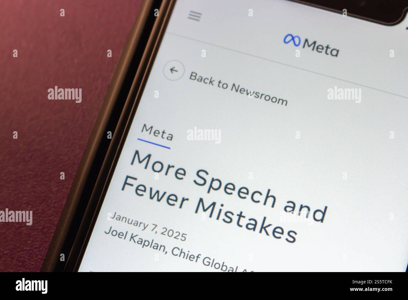 Ein Beitrag mit dem Titel „mehr Sprache und weniger Fehler“ wird auf einem iPhone von der Meta-Website (Muttergesellschaft von Facebook und Instagram) angezeigt. Stockfoto