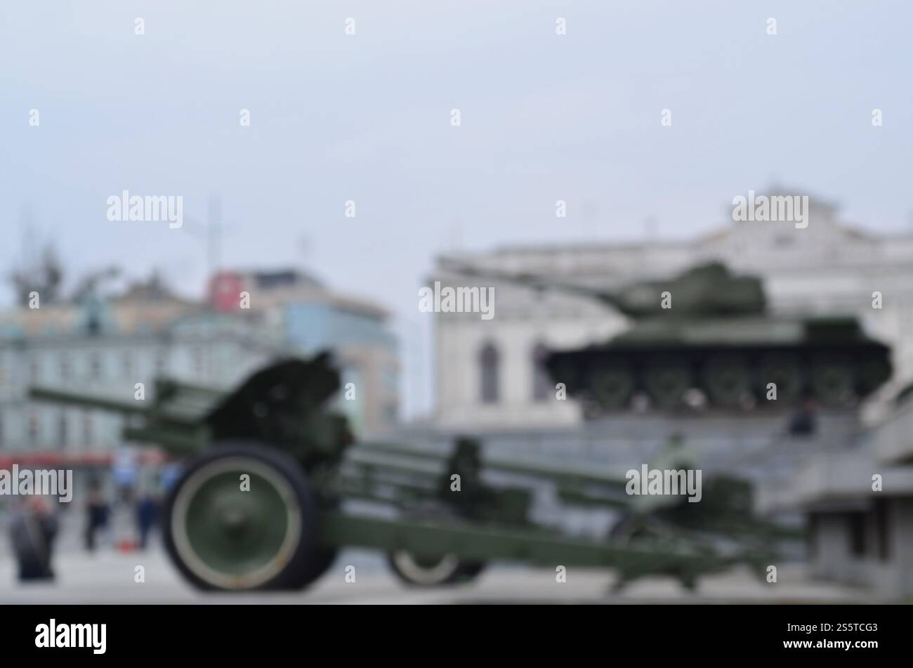 Verschwommenes Bild der Denkmäler des Großen Vaterländischen Krieges in Form eines grünen Panzers und einer Kanone, die in der Sowjetunion als angreifendes Militär eingesetzt wurden Stockfoto