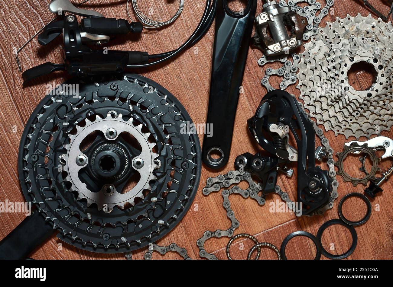 Viele verschiedene Metall Bauteile und Komponenten des Fahrwerks eines Sport Bike. Bremshebel, Kettenräder, Zahnräder, Ritzel und viele andere Komponenten für Stockfoto