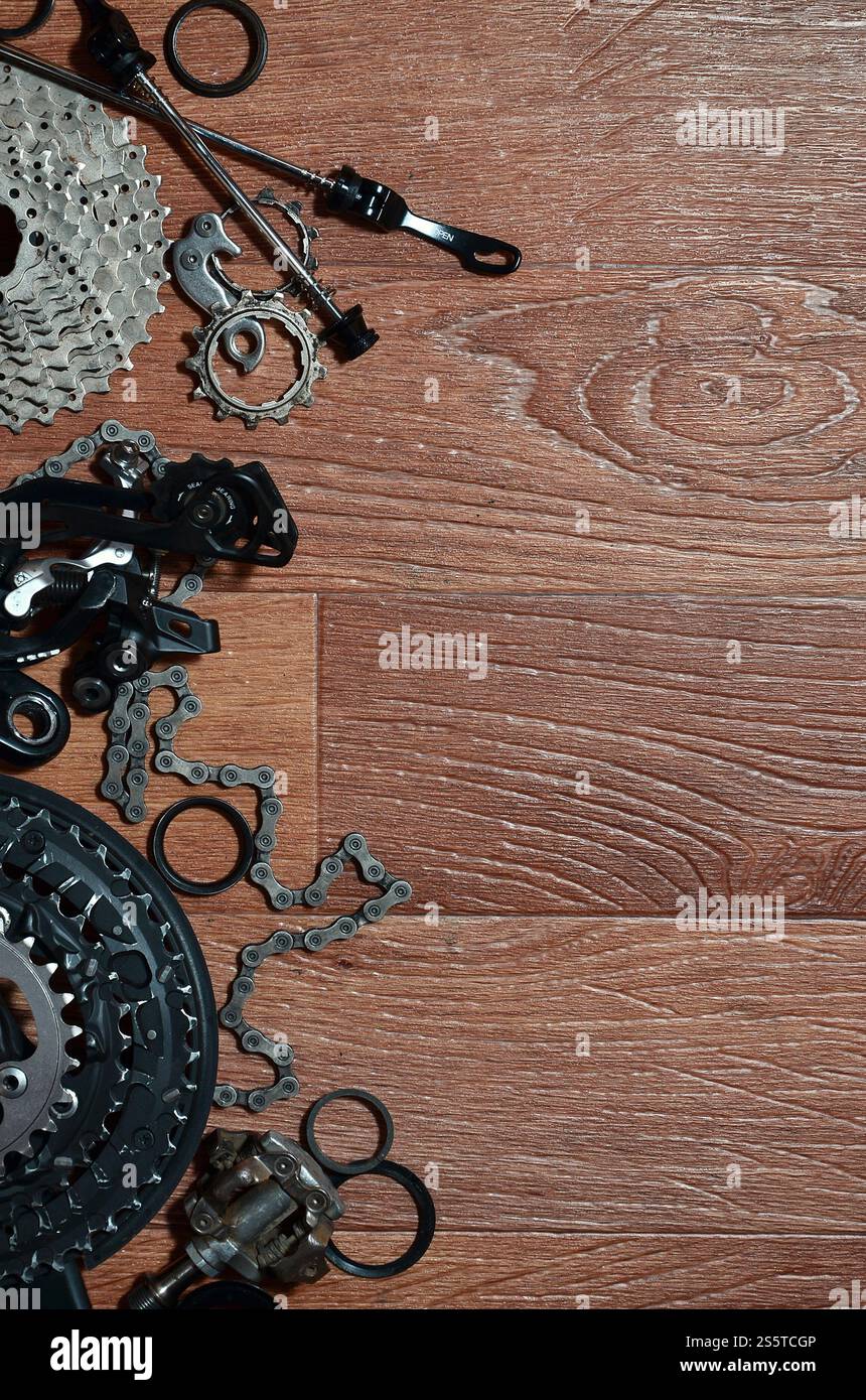 Viele verschiedene Metall Bauteile und Komponenten des Fahrwerks eines Sport Bike. Bremshebel, Kettenräder, Zahnräder, Ritzel und viele andere Komponenten für Stockfoto