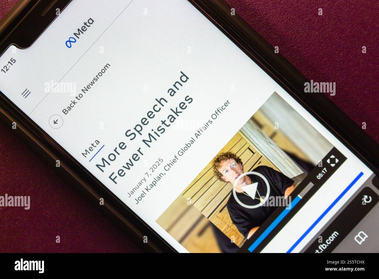 Ein Beitrag mit dem Titel „mehr Sprache und weniger Fehler“ wird auf einem iPhone von der Meta-Website (Muttergesellschaft von Facebook und Instagram) angezeigt. Stockfoto