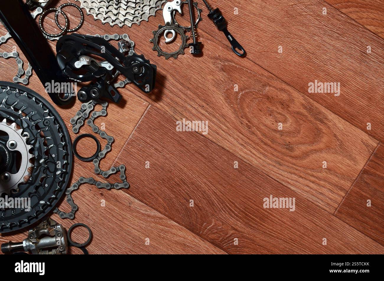 Viele verschiedene Metall Bauteile und Komponenten des Fahrwerks eines Sport Bike. Bremshebel, Kettenräder, Zahnräder, Ritzel und viele andere Komponenten für Stockfoto