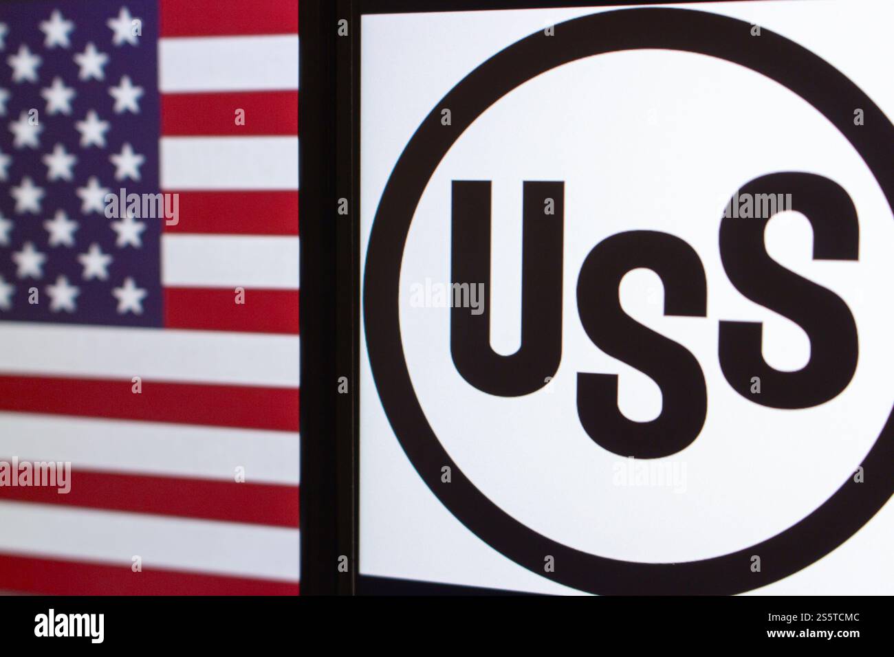 Mexiko-Stadt, MEXIKO - 14. Januar 2025: Das Logo von U.S. Steel (The United States Steel Corporation) wird auf einem Smartphone mit amerikanischer Flagge angezeigt. Stockfoto