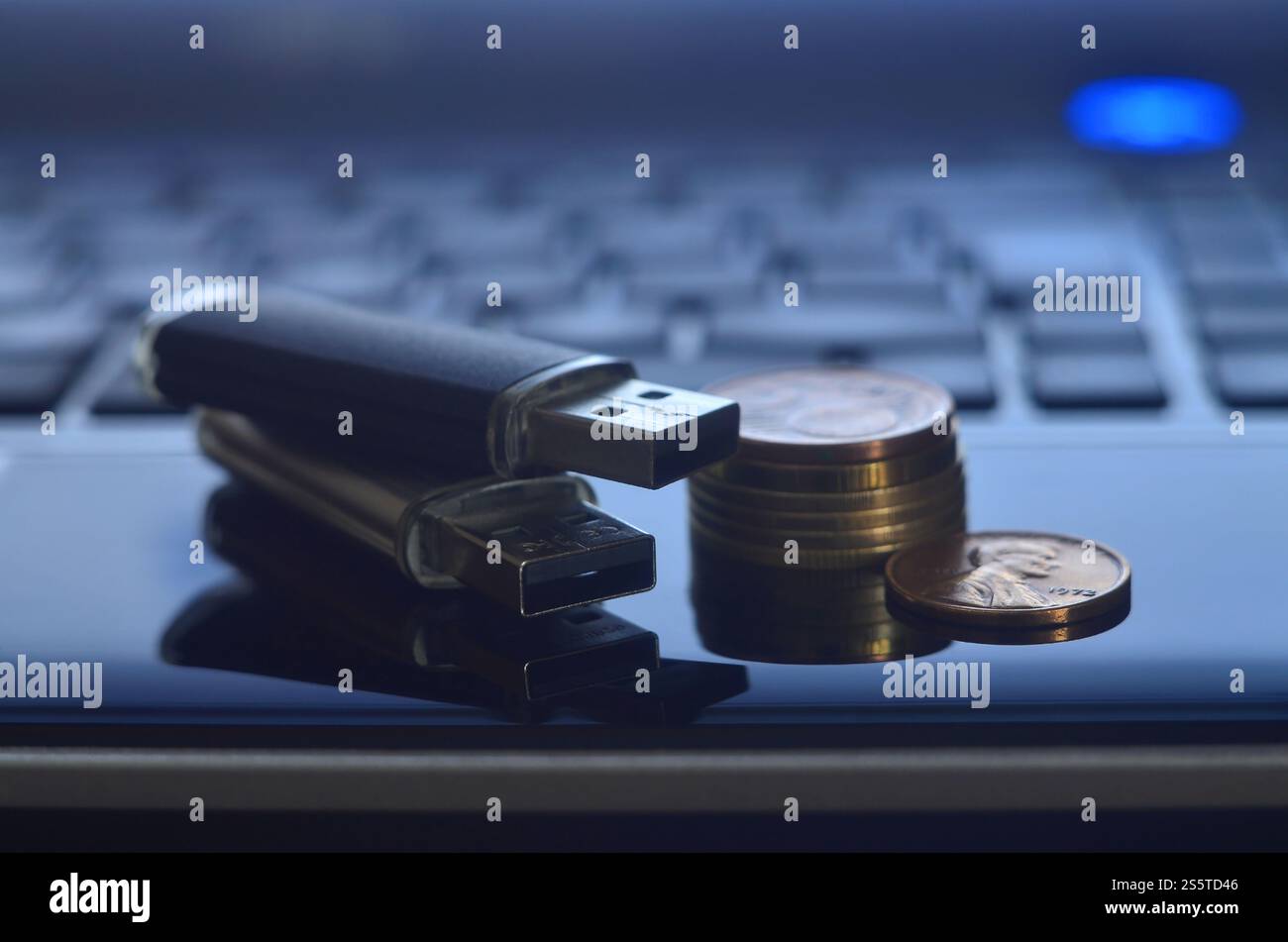 USB-Flash-Karten liegen auf schwarzem Laptopgehäuse vor seiner Tastatur. Das Konzept des Verdienens im Internet, der Online-Monetarisierung und der Bezahlung von Stockfoto