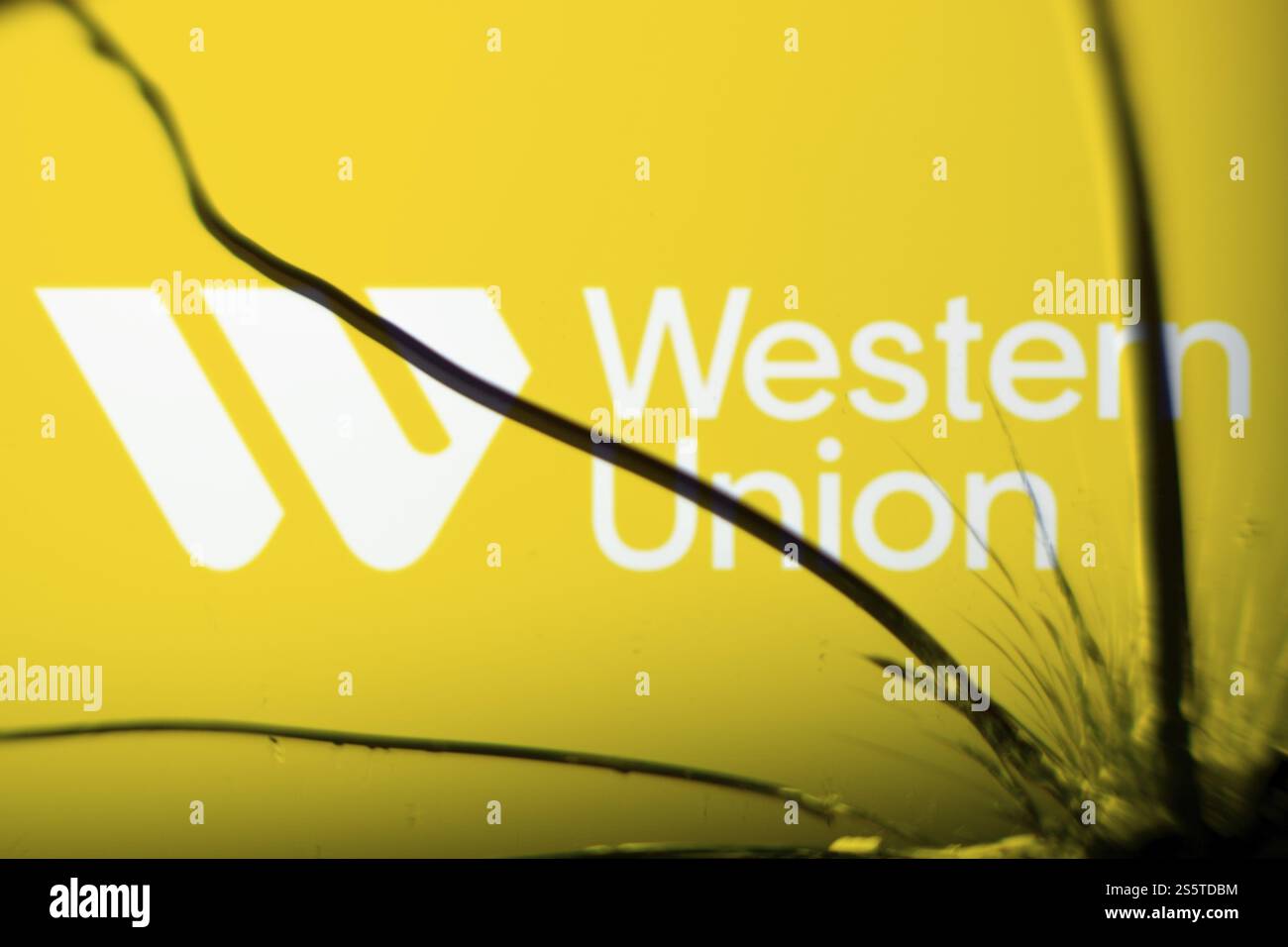 Das WESTERN union Logo ist auf dem Glasbruch zu sehen. Die Western Union Company ist ein US-amerikanisches multinationales Finanzdienstleistungsunternehmen Stockfoto