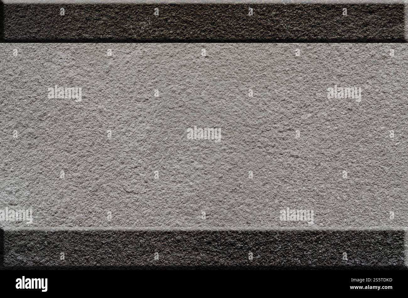 Textur einer rauen Betonoberfläche mit sperrigen, grau hervorgehobenen Teilen, die bei Lichteinwirkung sichtbar sind. Vorbereitung auf den Hintergrund Stockfoto