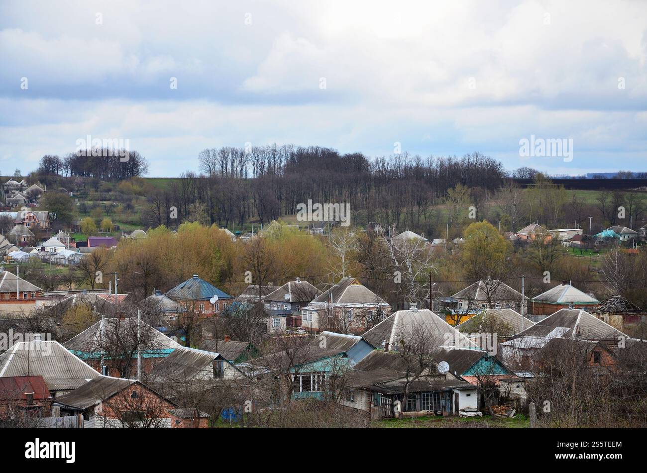 Eine ländliche Landschaft mit vielen Privathäusern und grüne Bäume. Suburban Panorama an einem bewölkten Nachmittag. Ein Ort, weit von der Stadt entfernt Stockfoto