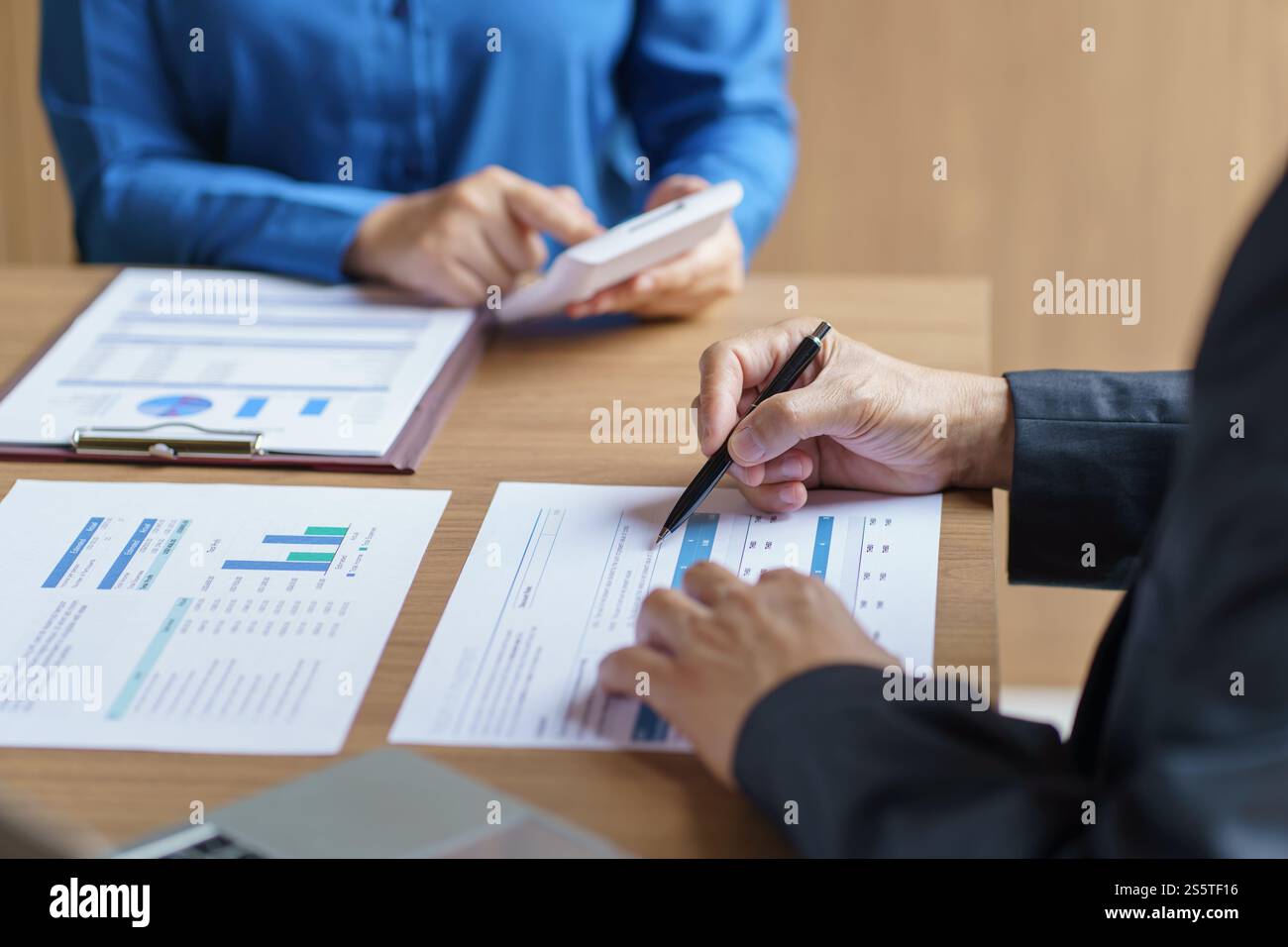 Geschäftsleute treffen sich Designideen professioneller Investor, der ein neues Start-up-Projekt arbeitet. Geschäftsmann und Geschäftsfrau arbeiten zusammen Stockfoto