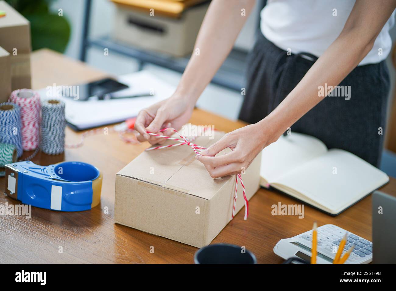 Asiatische Frau, die Paketzustellbox vorbereitet Versand für den Einkauf Online-Zustellung Postservice Menschen und Versandkonzept. Stockfoto