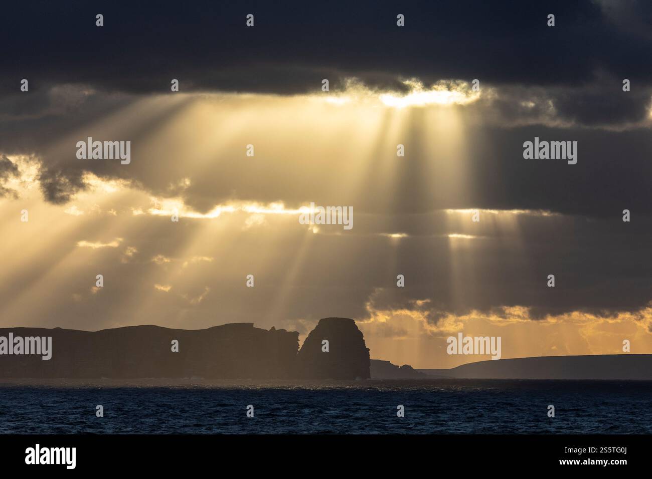 Sonnenstrahlen über den Falklandinseln, von der Küste aus gesehen Stockfoto