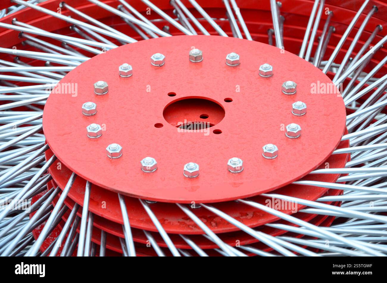 Neuer roter zedder für Anhänger in Landmaschinen zum Sammeln von Heu. Nahaufnahme Stockfoto