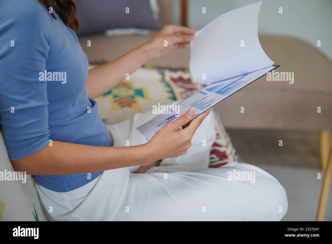 Geschäftsfrau, die von zu Hause aus arbeitet.finanzielle Probleme Home Work Space Konzept. Stockfoto