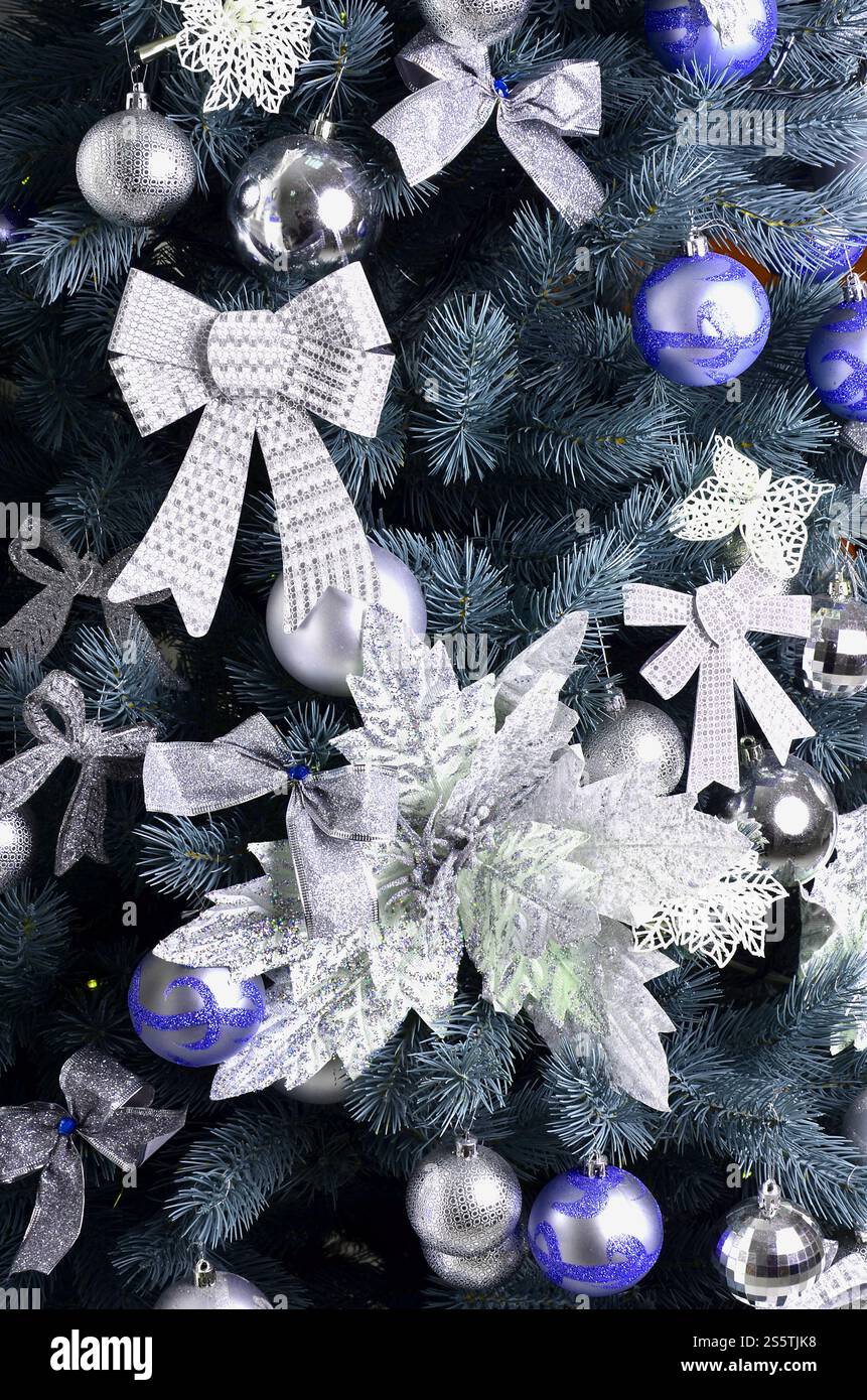 Details zu einem Weihnachtsbaum. Detail shot der Weihnachtsbaum Zweige mit Bändern und Weihnachten Spielzeug aufgehängt. Das Konzept der traditionellen Feier Stockfoto