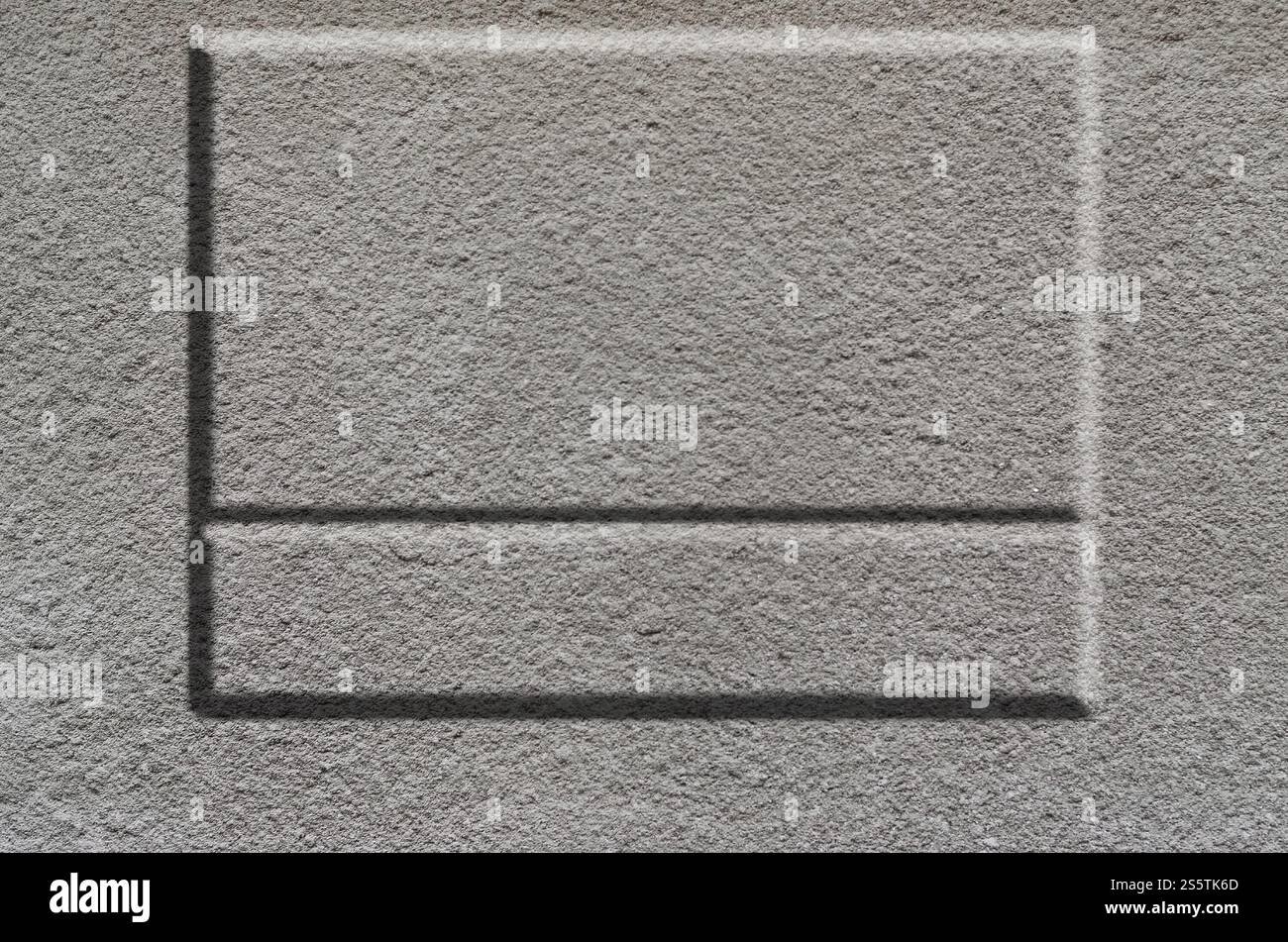 Textur einer rauen Betonoberfläche mit sperrigen, grau hervorgehobenen Teilen, die bei Lichteinwirkung sichtbar sind. Vorbereitung auf den Hintergrund Stockfoto