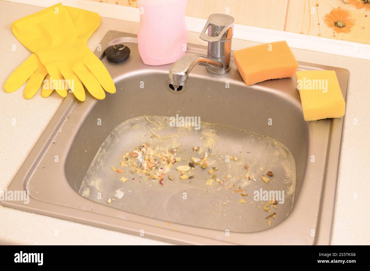Schließen Sie den schmutzigen, verstopften Abfluss des Küchenwaschbeckens. Verschwommene und selektive Fokussierung von Spülbecken, die mit Lebensmittelpartikeln verstopft sind. Schließen Sie die verschmutzte Verstopfung an Stockfoto