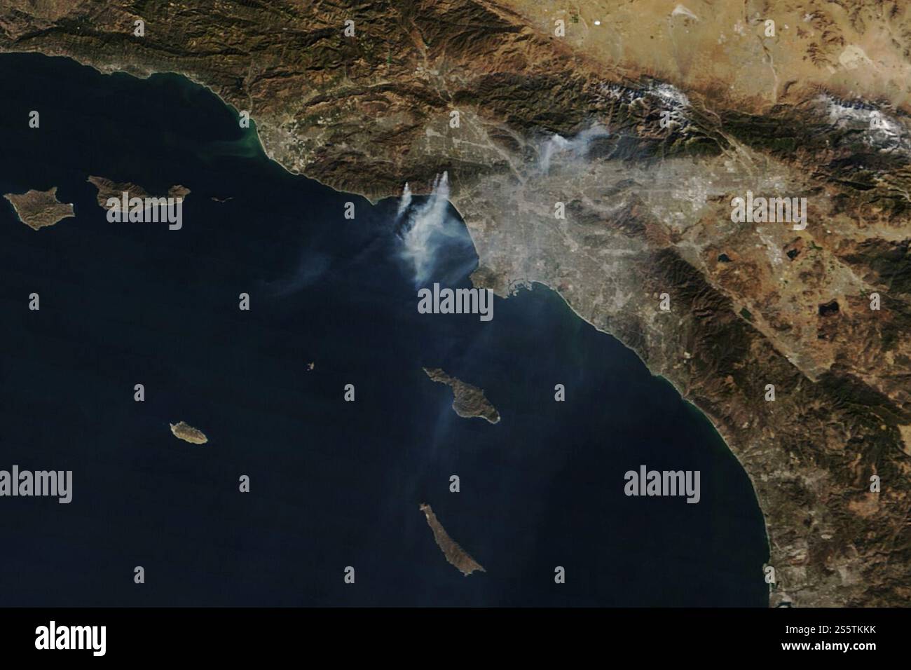 Zerstörerische Brände, die von einer trockenen Landschaft und starken Santa Ana Winden angeheizt wurden, brannten im Januar 2025 in Los Angeles. Dieses Satellitenbild, das am 11. Januar 2025 vom Satelliten Aqua der NASA aufgenommen wurde, zeigt Rauchwolken von den Palisades- und Eaton-Bränden, die sich südwärts über den Pazifik erstrecken. Diese Brände gehörten zu den Bränden, die in der Region ausbrachen, als die Bedingungen der roten Flagge fortdauerten. Stockfoto