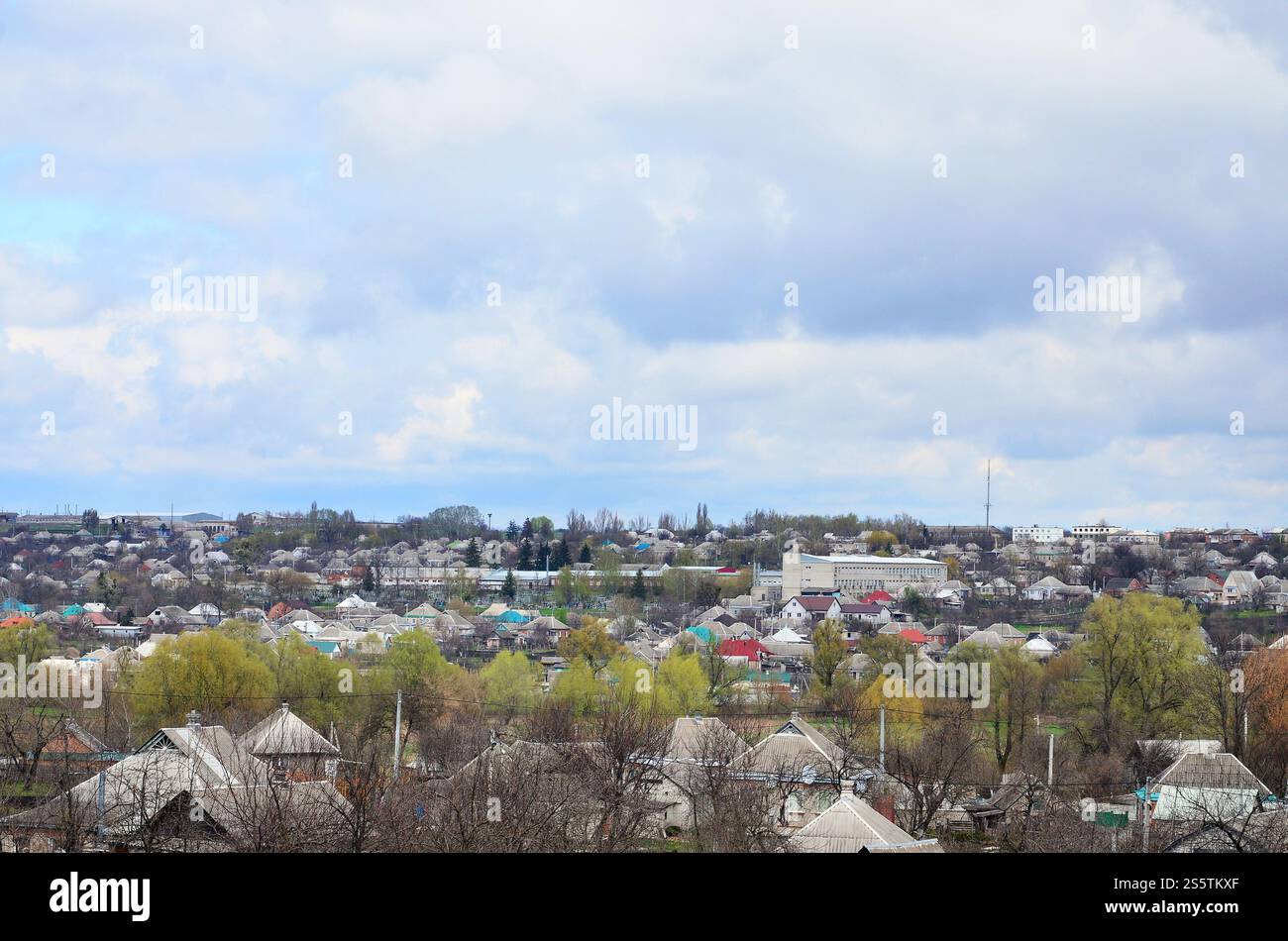 Eine ländliche Landschaft mit vielen Privathäusern und grüne Bäume. Suburban Panorama an einem bewölkten Nachmittag. Ein Ort, weit von der Stadt entfernt Stockfoto