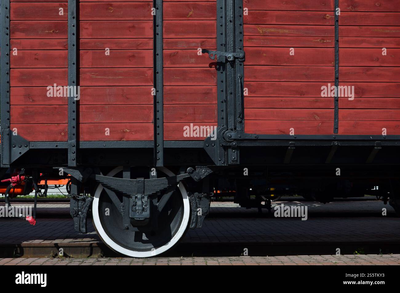Die Seite der alten braunen Holz- Güterwagen mit dem Rad der Zeit in der Sowjetunion Stockfoto