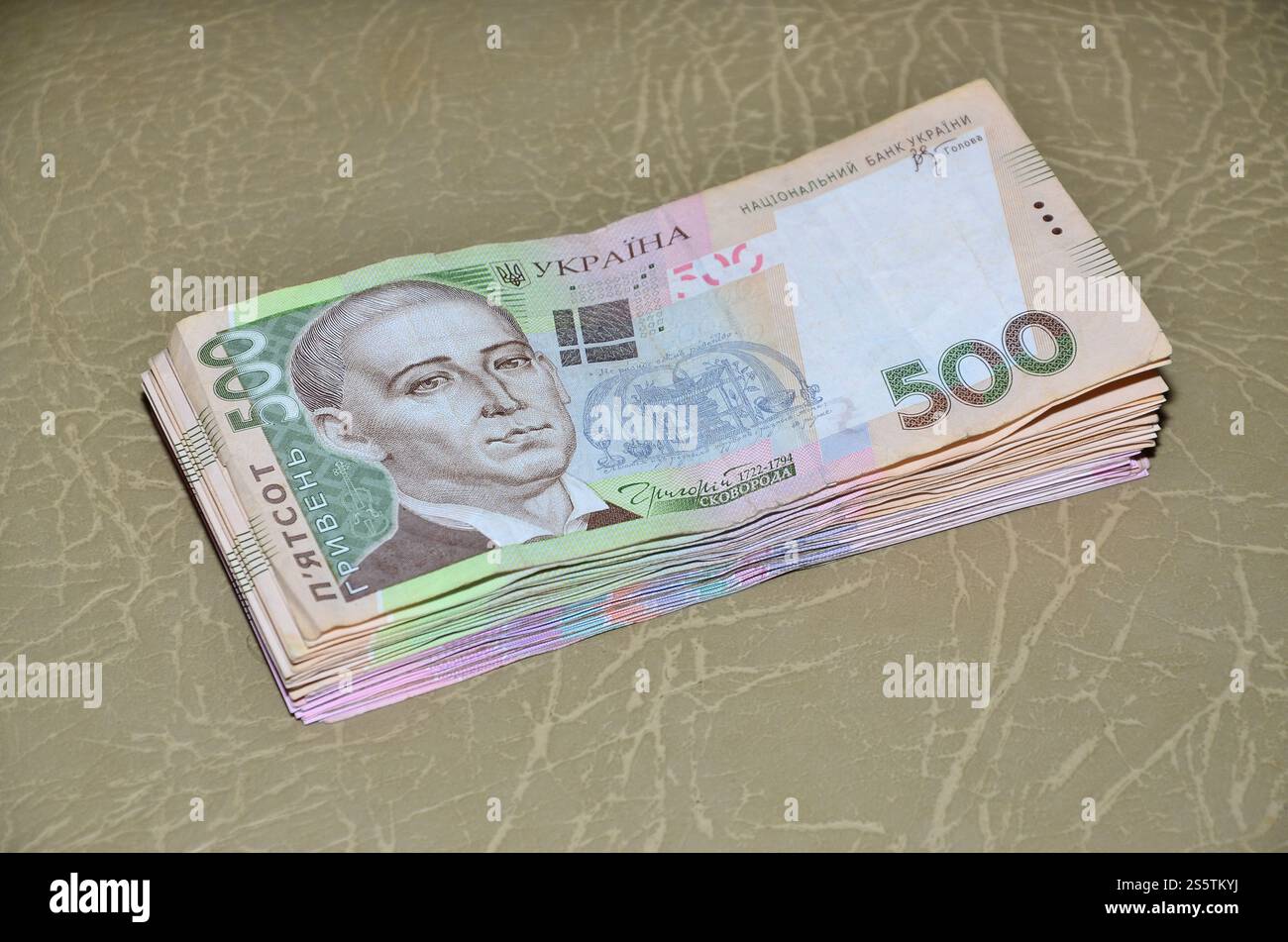 Eine Nahaufnahme eines ukrainischen Geld mit einem Nominalwert von 500 Griwna, liegend auf einem braunen Leder Oberfläche. Hintergrundbild auf Unternehmen in Stockfoto