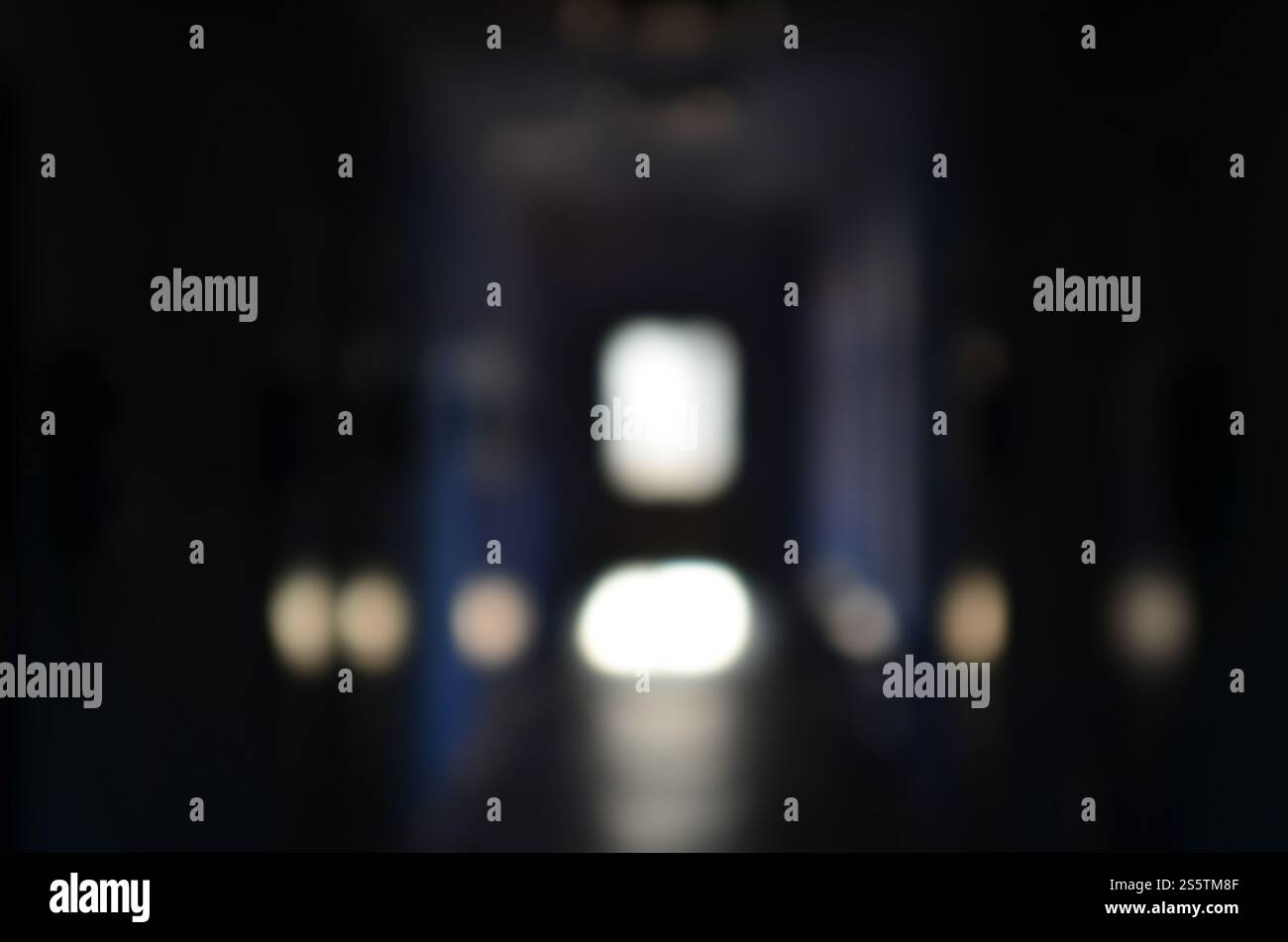 Die verschwommenes Bild von düsteren Korridor von einem vernachlässigten öffentlichen Gebäude. Defokussierten Bild von einem öffentlichen Raum in einem schlechten Wohn- hochhaus Stockfoto