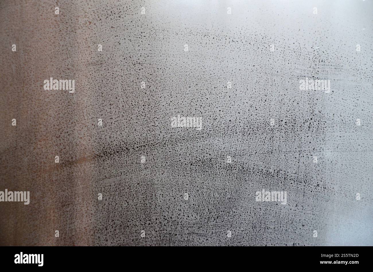 Fensterglas mit Kondensat oder Dampf nach starkem Regen, Textur oder Hintergrundbild Stockfoto