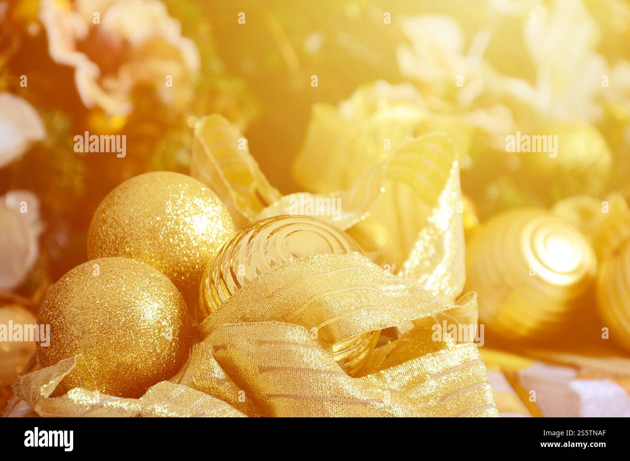 Foto von luxuriösen Geschenkboxen unter dem Weihnachtsbaum, Neujahrsdekoration, goldene Verpackung von Weihnachtsgeschenken, festliche Tanne mit dekoriert Stockfoto