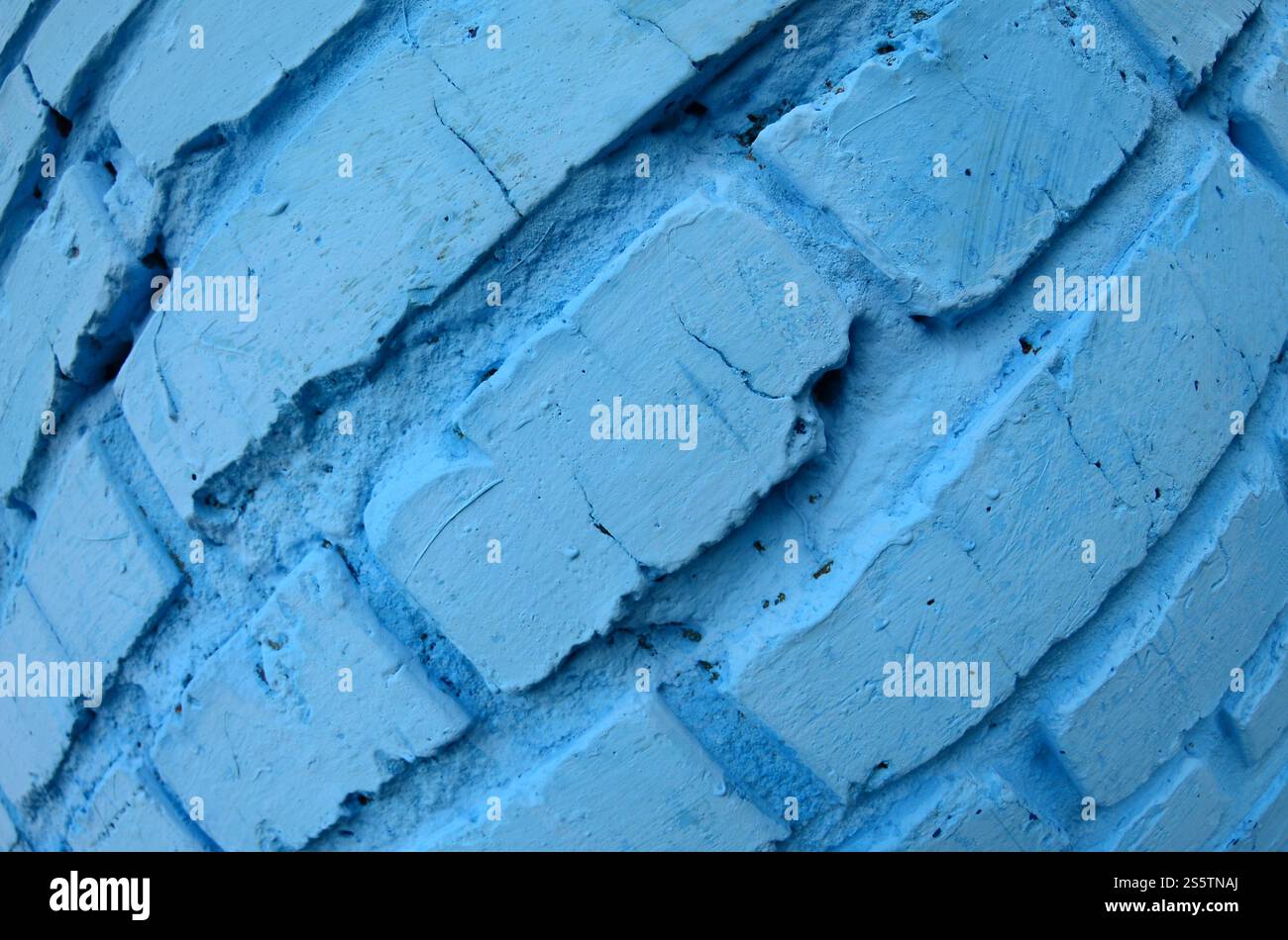 Große Backsteinwand, blau gestrichen. Fischaugenfoto mit ausgeprägter Verzerrung Stockfoto