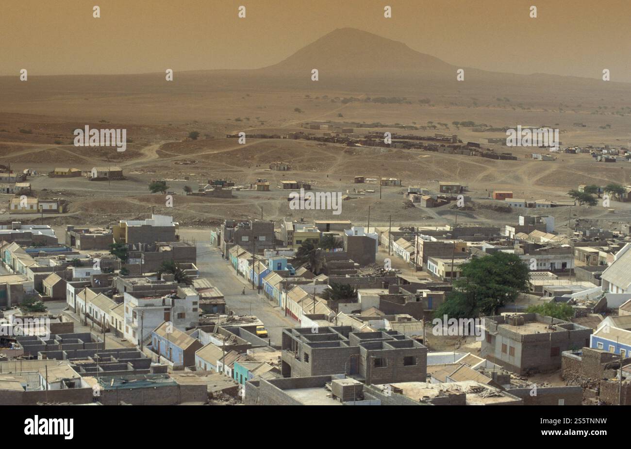 Die Stadt Espargos auf der Insel Sal auf den Kapverdischen Inseln in Afrika. Kap Verde, Sal, Mai 2000. AFRIKA KAP VERDE SAL ESPARGOS Stockfoto