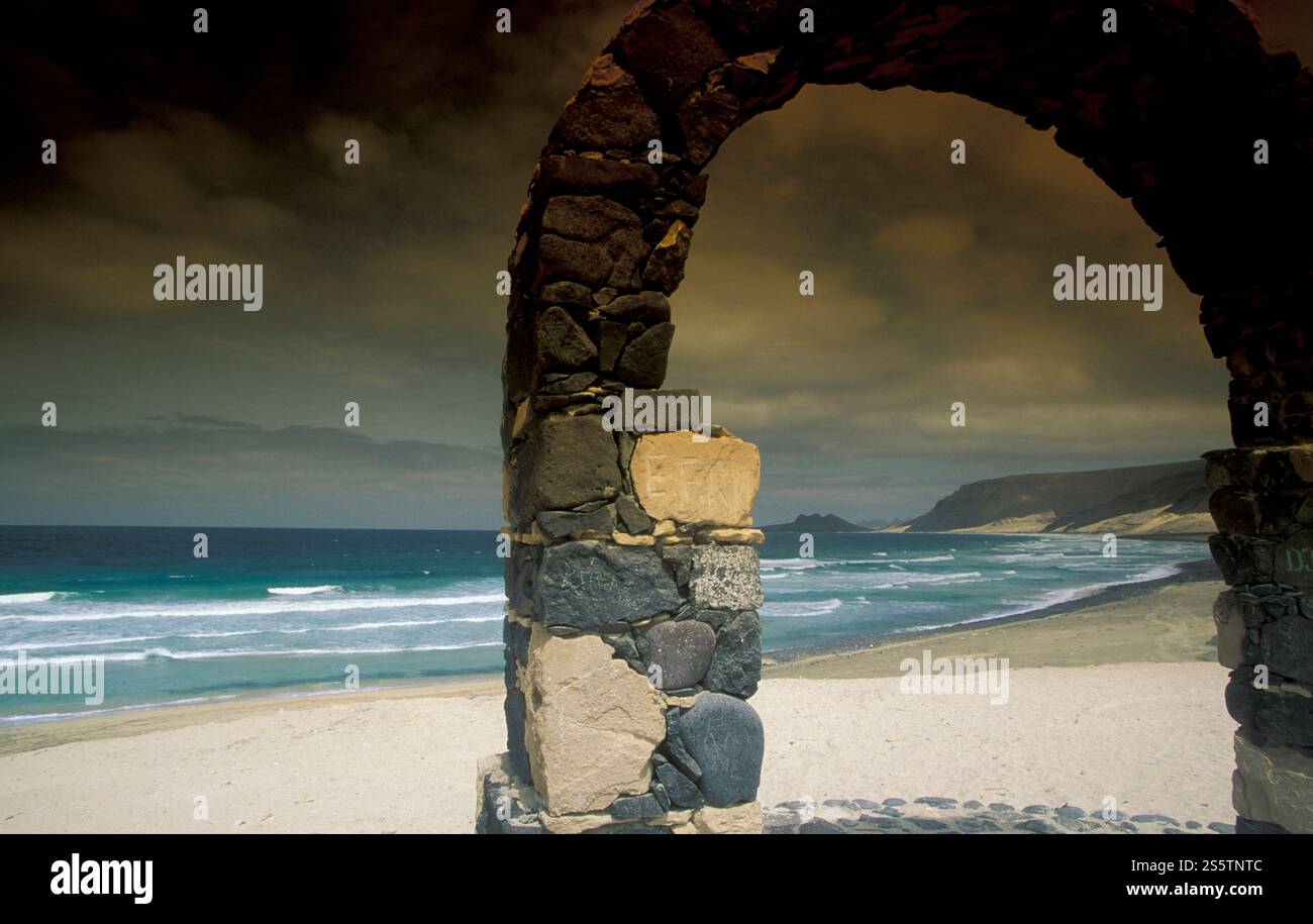 Der Praia Grande Beach in der Landschaft auf der Insel Sao Pedro auf den Kapverden in Afrika. Kap Verde, Santiago, Mai 2000. AFRIKA-KAP Stockfoto
