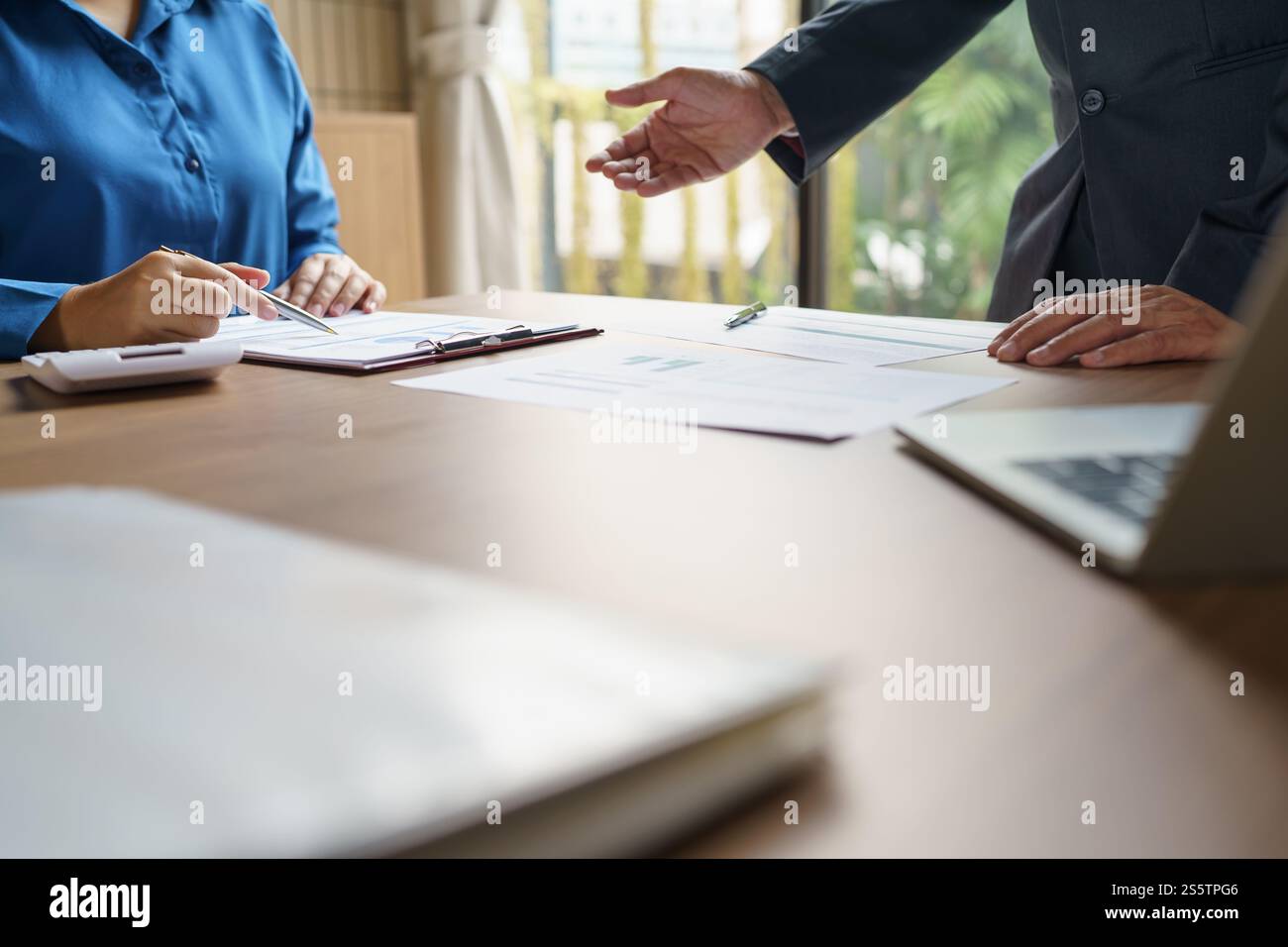 Geschäftsleute treffen sich Designideen professioneller Investor, der ein neues Start-up-Projekt arbeitet. Geschäftsmann und Geschäftsfrau arbeiten zusammen Stockfoto