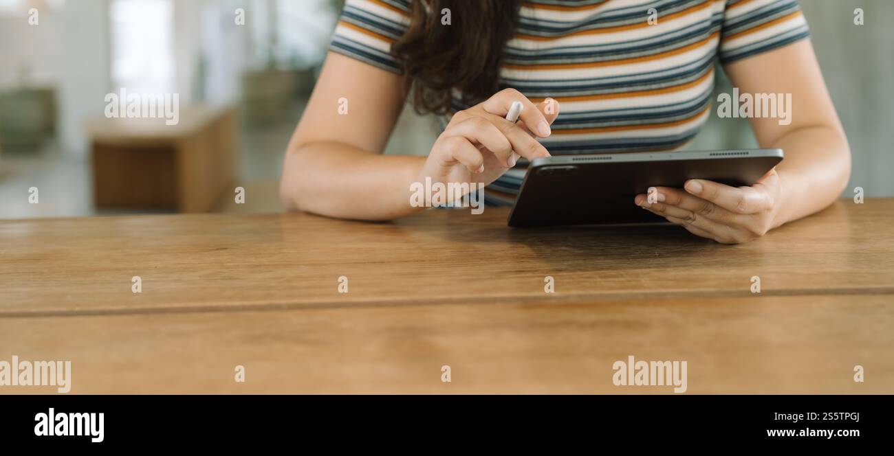 Frau, die ein Lesegerät hält, das E-Book auf einem digitalen Tablet liest, oder Social Media-Apps im Online-E-Commerce Stockfoto