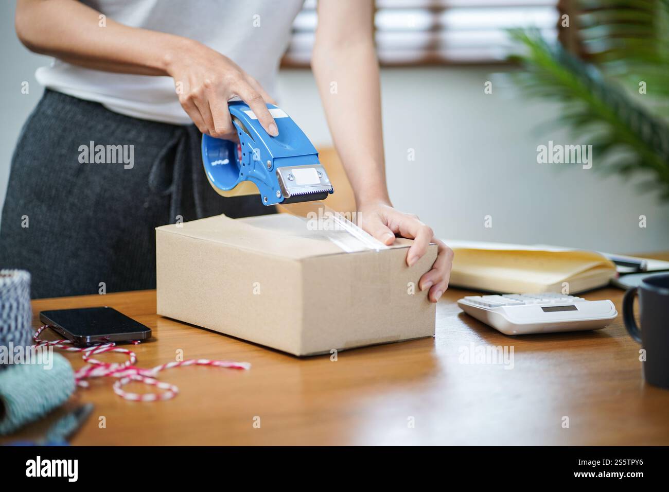 Asiatische Frau, die Paketzustellbox vorbereitet Versand für den Einkauf Online-Zustellung Postservice Menschen und Versandkonzept. Stockfoto