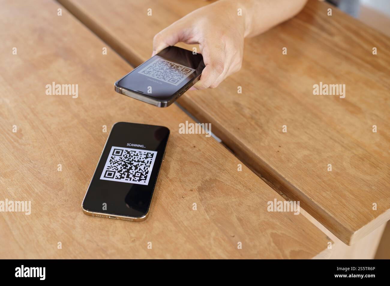 QR-Code-Zahlung. E-Wallet. Man Scanning Tag akzeptiert generieren digitale Zahlung ohne Geld.Scannen QR Code Online Shopping bargeldlose Zahlung und Stockfoto
