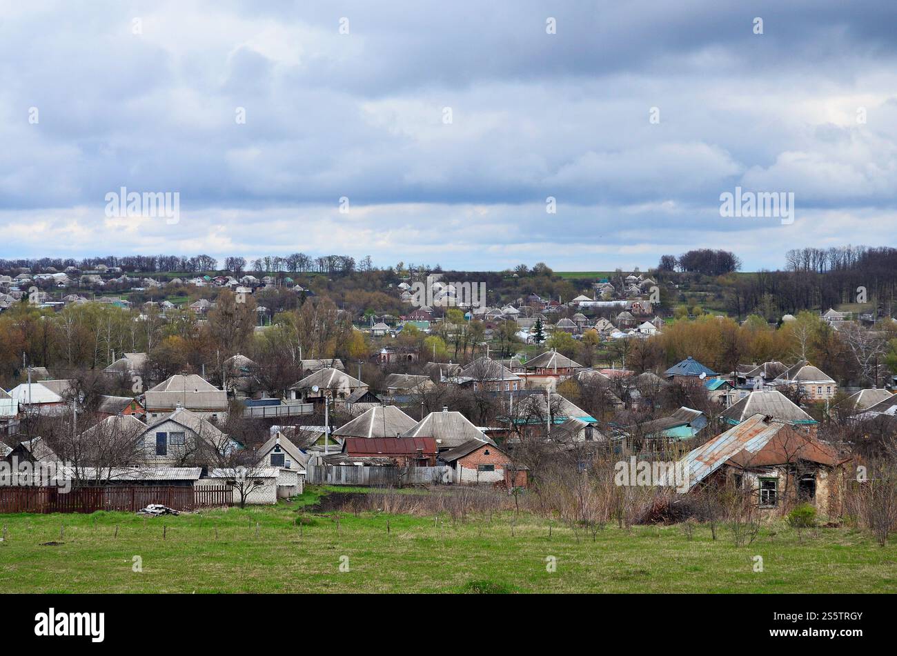 Eine ländliche Landschaft mit vielen Privathäusern und grüne Bäume. Suburban Panorama an einem bewölkten Nachmittag. Ein Ort, weit von der Stadt entfernt Stockfoto
