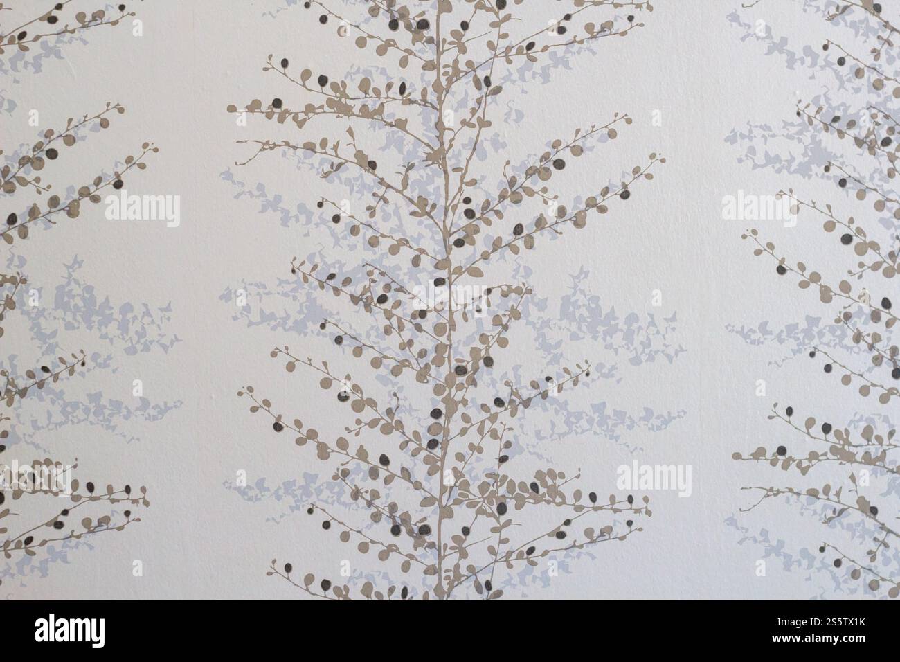 Wunderschöne Blumendekoration auf der Tapete Stockfoto