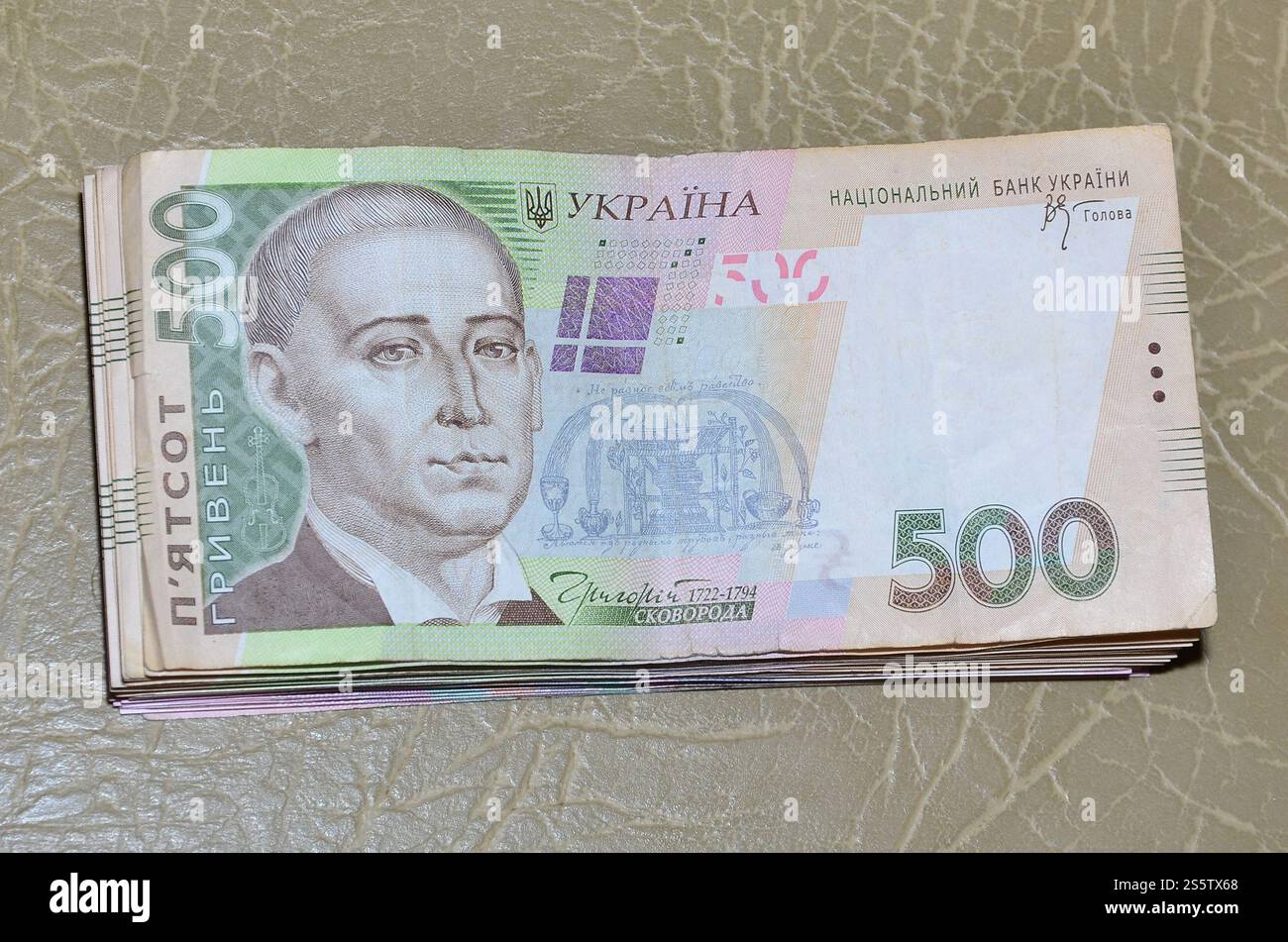 Eine Nahaufnahme eines ukrainischen Geld mit einem Nominalwert von 500 Griwna, liegend auf einem braunen Leder Oberfläche. Hintergrundbild auf Unternehmen in Stockfoto