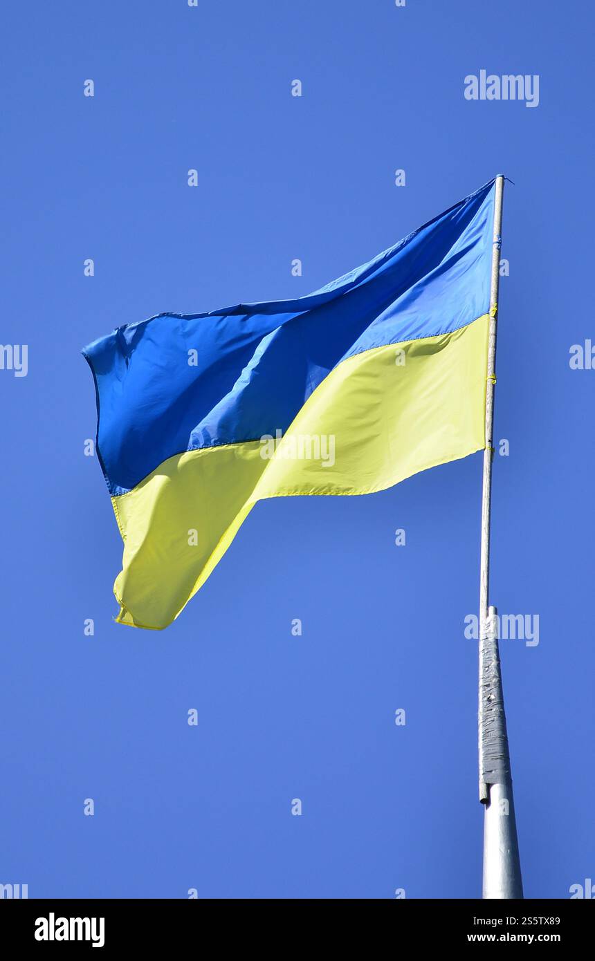 Ukrainische Flagge gegen die blauen wolkenlosen Himmel. Die offizielle Flagge des ukrainischen Staates beinhaltet gelbe und blaue Farben Stockfoto