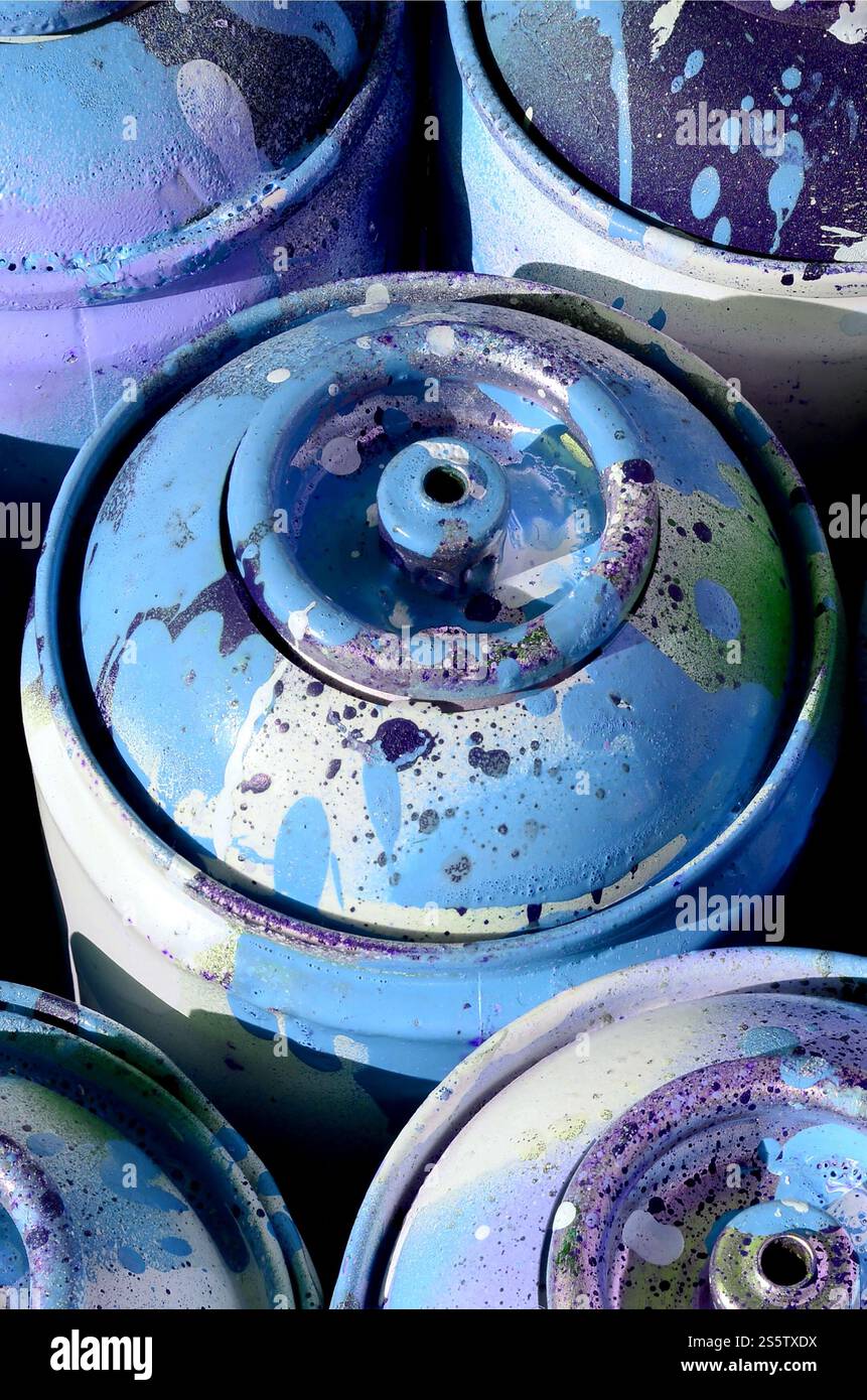 Viele der verwendeten blauen Metalltanks mit Farbe für Zeichnung Graffiti Stockfoto