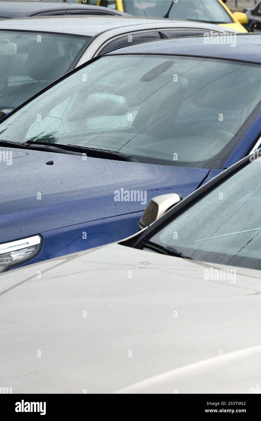 Dächer mehrerer Autos. Viele Autos stehen in der Nähe zur Hauptverkehrszeit Stockfoto
