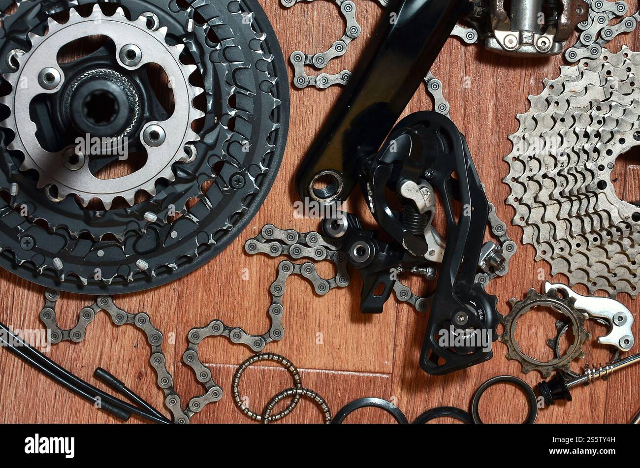 Viele verschiedene Metall Bauteile und Komponenten des Fahrwerks eines Sport Bike. Bremshebel, Kettenräder, Zahnräder, Ritzel und viele andere Komponenten für Stockfoto