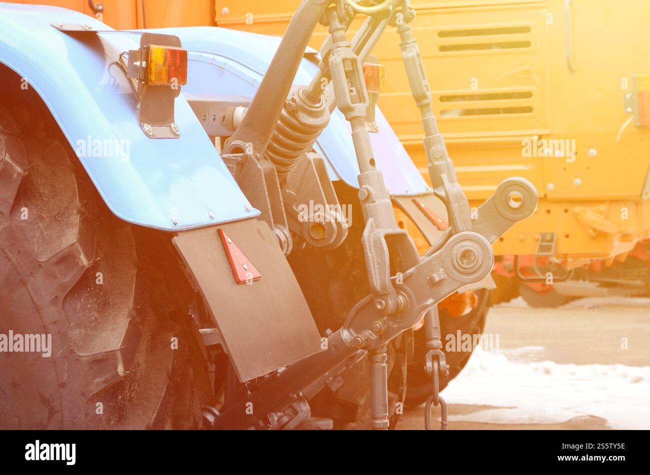 Räder der Rückansicht des neuen Traktors bei schneebedecktem Wetter. Rückansicht des landwirtschaftlichen Fahrzeugs Stockfoto