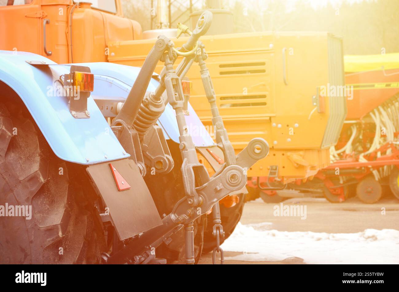 Räder der Rückansicht des neuen Traktors bei schneebedecktem Wetter. Rückansicht des landwirtschaftlichen Fahrzeugs Stockfoto