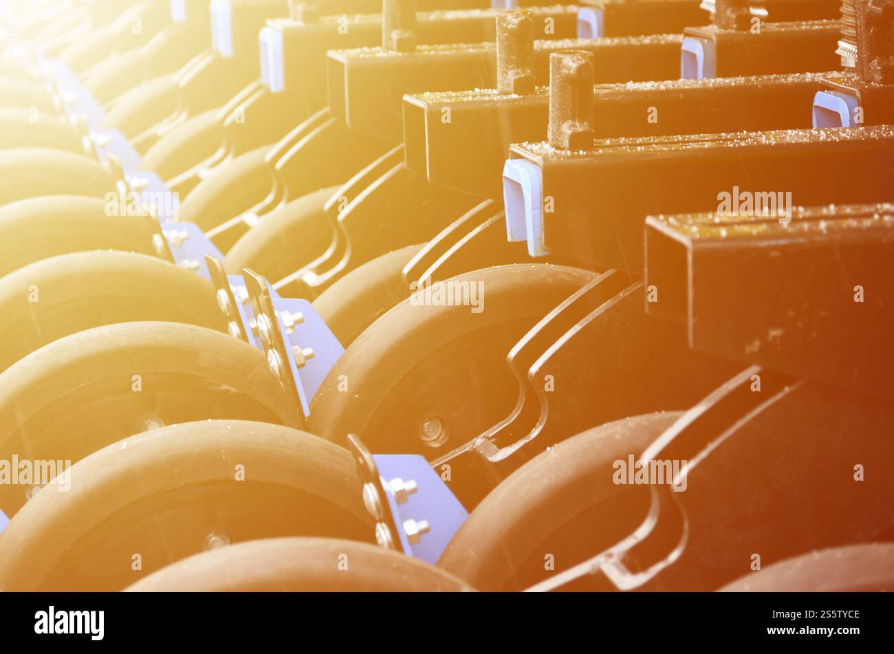 Die Reihe der Räder der neuen industriellen landwirtschaftlichen Sämaschine schließen Nach oben Stockfoto