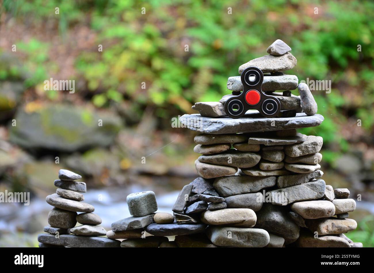 Eine hölzerne Spinner liegt auf seltsame Stein Strukturen im Wald Stockfoto