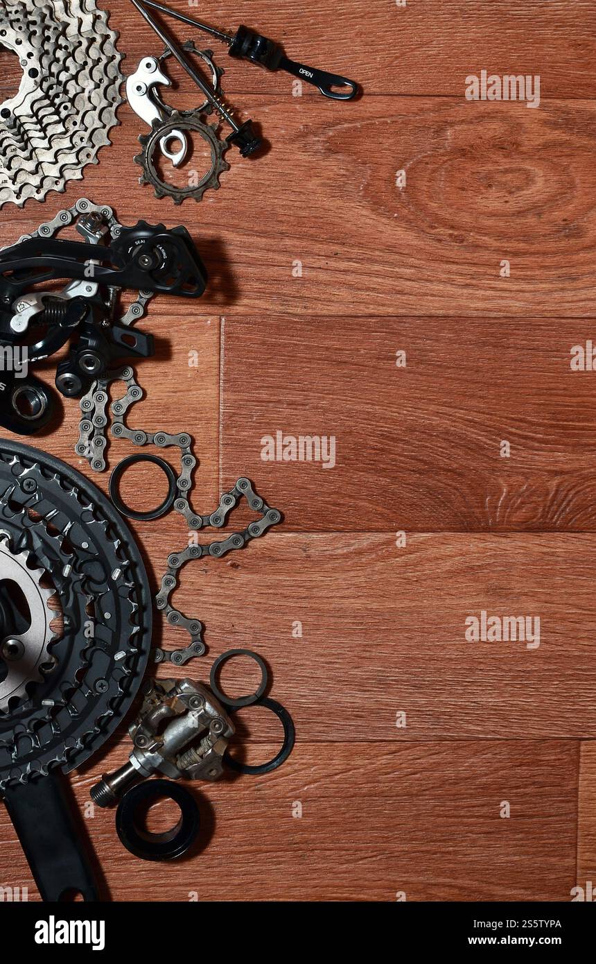 Viele verschiedene Metall Bauteile und Komponenten des Fahrwerks eines Sport Bike. Bremshebel, Kettenräder, Zahnräder, Ritzel und viele andere Komponenten für Stockfoto