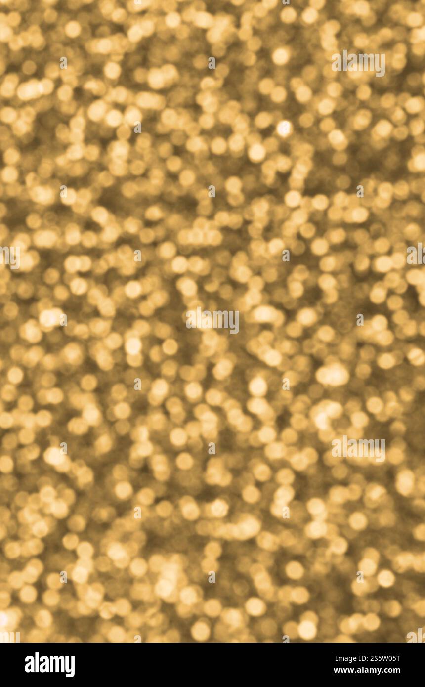 Verwischte orangefarbene dekorative Pailletten. Hintergrundbild mit glänzenden Bokeh-Lichtern von kleinen Elementen, die Licht reflektieren. Deko in verwischtem Orange Stockfoto