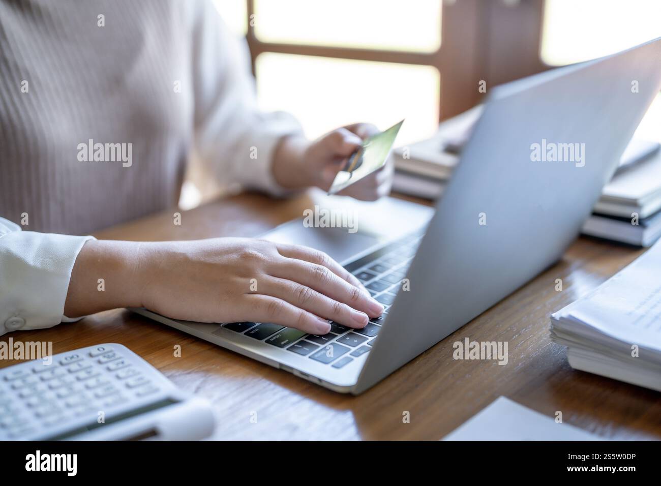 Frau, die auf einem Laptop mit Kreditkarte für Internet Online-E-Commerce-Einkaufen Geld ausgeben Online-Einkaufen Handy-Laptop-Technologie Stockfoto