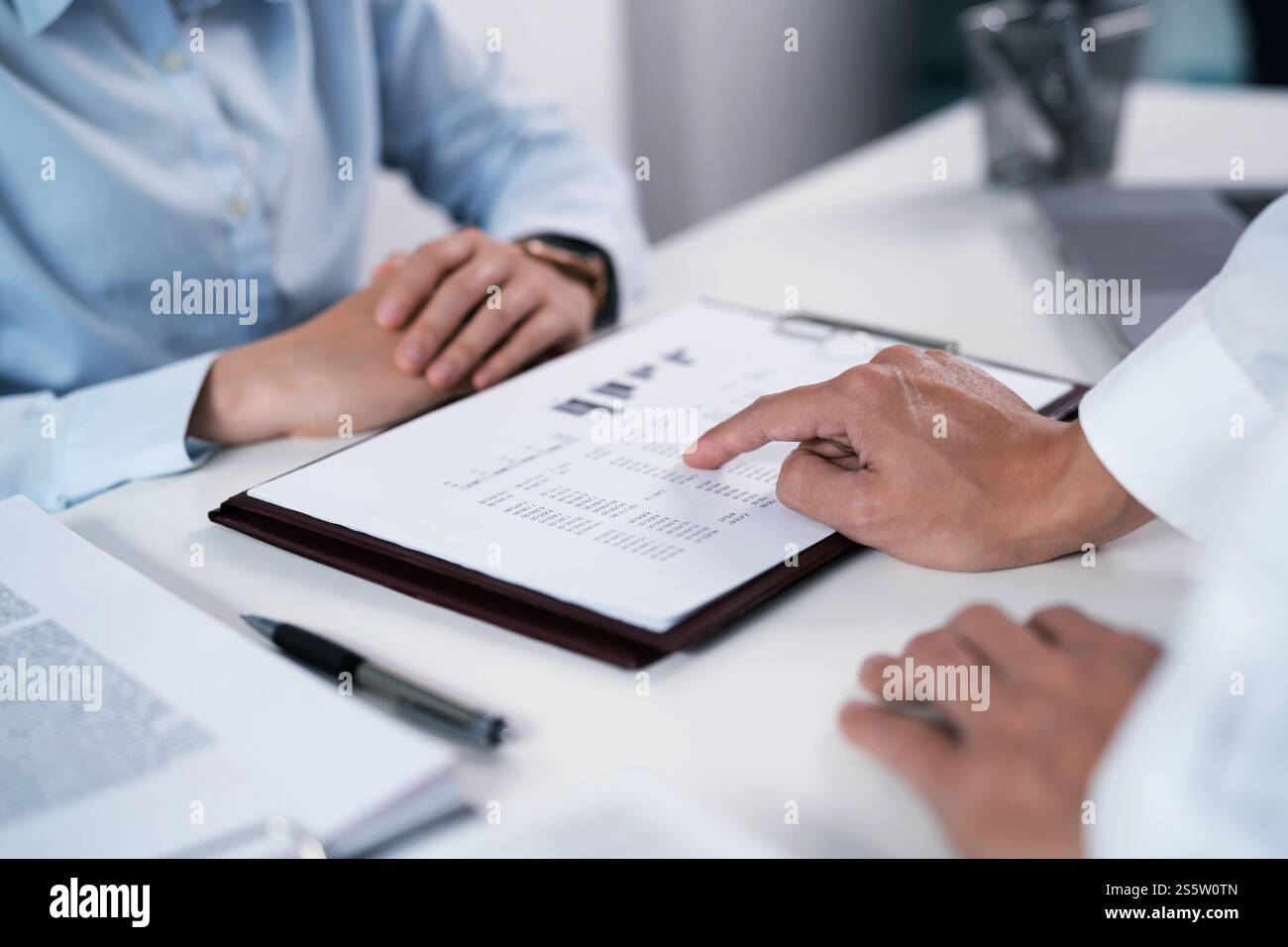 Geschäftsleute treffen sich Designideen professioneller Investor, der ein neues Start-up-Projekt arbeitet. Geschäftsmann und Geschäftsfrau arbeiten zusammen Stockfoto